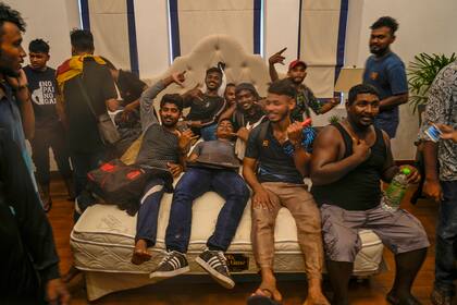 Los manifestantes se acostaron en una cama después de irrumpir en la oficina del primer ministro de Sri Lanka, Ranil Wickremesinghe, exigiendo su renuncia después de que el presidente Gotabaya Rajapaksa huyó del país en medio de la crisis económica en Colombo, Sri Lanka