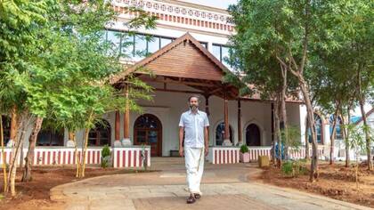 Sridhar frente a su casa en el sur de India