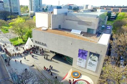 La recreación de la punta del Obelisco fue exhibida en la explanada del Malba