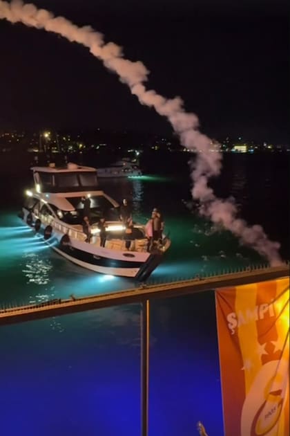 Ssí llegaron al exclusivo hotel Mandarín Oriental donde celebraron con una
comida.
