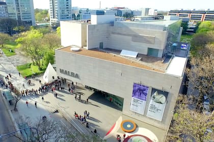 Una réplica de la punta del Obelisco se exhibió en la explanada del Malba, y el público formó largas filas para ingresar en su interior