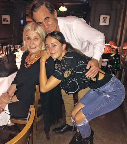 Por la noche, comió con sus hijos y nietos en Sottovoce. En la foto, se ve a Pomi con su hijo actor, Alejandro, y su nieta, Naiara.