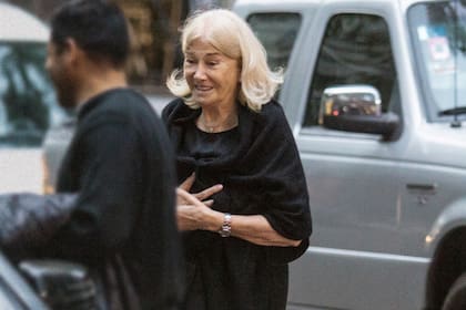 Después de cumplir con su día de trabajo, la suegra del Presidente se retiró de las oficinas de Awada, en Palermo. Muy canchera, vistió un pantalón blanco con chal de cashmere y zapatillas de cuero.