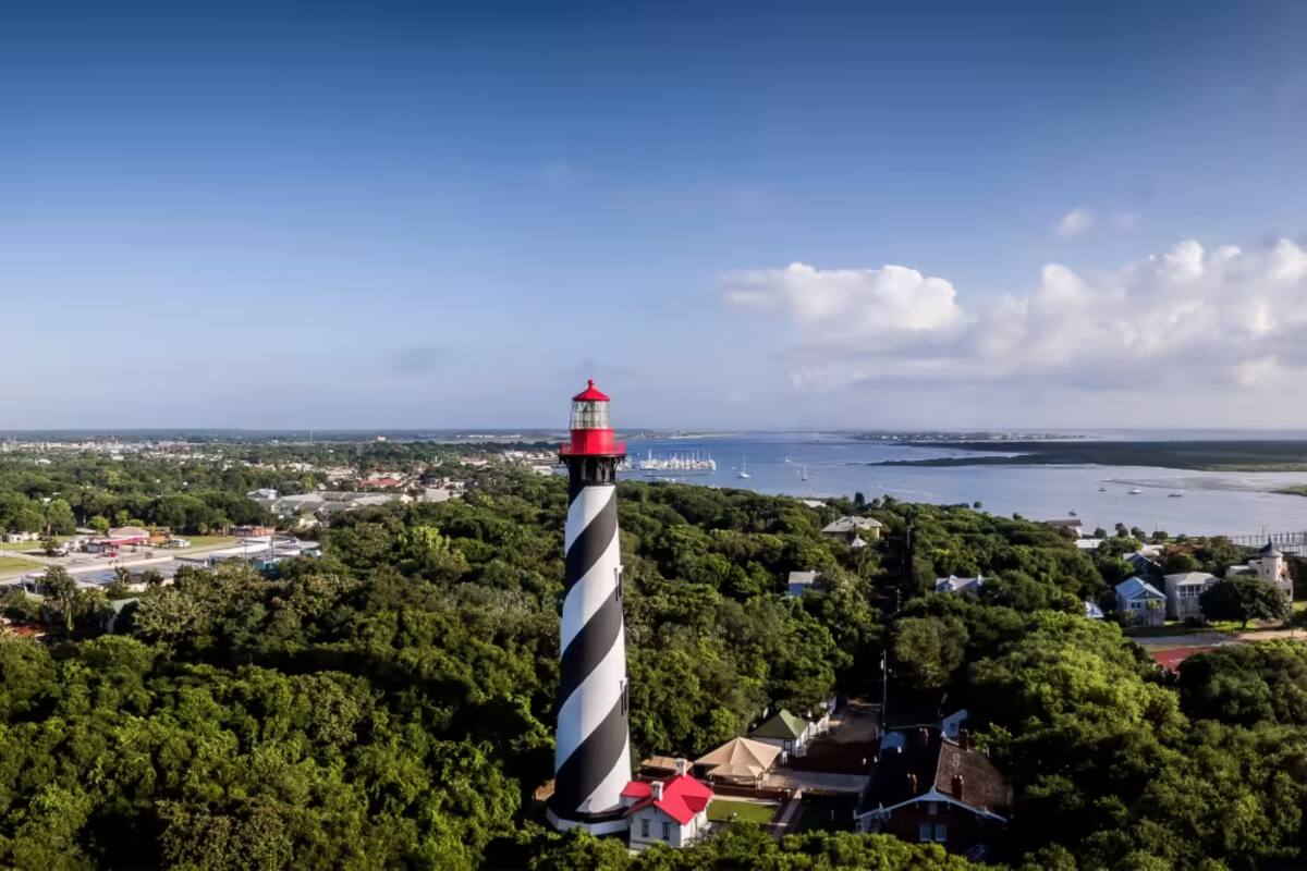 St. Agustine se ubica a unos 499 kilómetros de Miami; fue fundada en 1565 y guarda un halo de misterio entre sus calles angostas