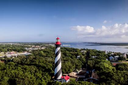 St. Agustine se ubica a unos 499 kilómetros de Miami; fue fundada en 1565 y guarda un halo de misterio entre sus calles angostas