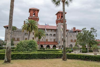 St. Augustine, Florida: December 15, 2021: Alcazar Hotel in the historic St. Agustine city center. The populatoin of St. Agustine is 14,599.