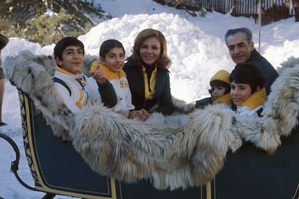 St. Moritz, enero de 1975, Farah Diba con su marido, el sha de Irán, y sus hijos Reza, Farahnaz, Leila y Ali-Reza, practicando deportes de invierno/Gamma-Rapho via Getty Images)