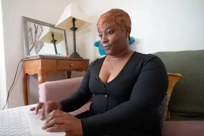 Stacey Ellis tiene dos trabajos, pero hace recortes en su día a día para poder ahorrar.