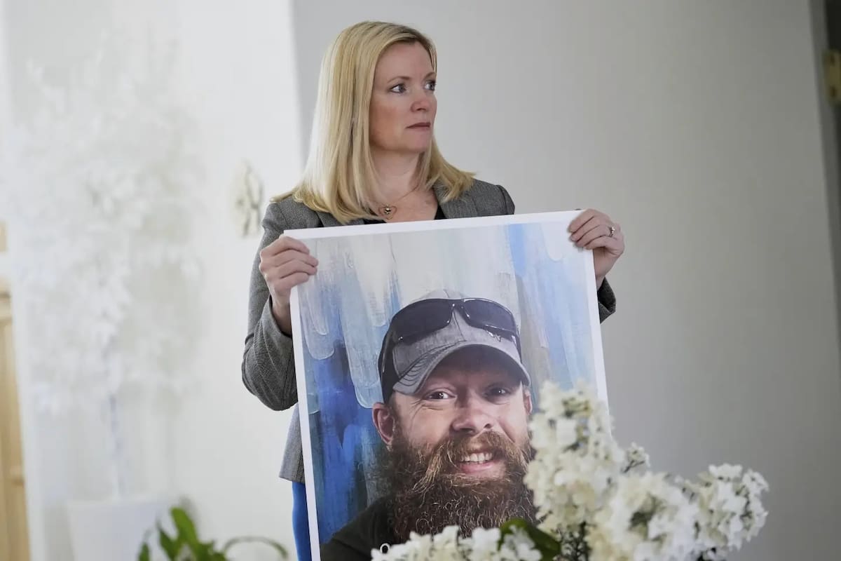 Stacey Wales con una foto de su hermano Christopher Pelkey, asesinado en 2021; en el juicio para determinar la pena para su homicida, Wales usó inteligencia artificial para generar un video donde habla su hermano muerto