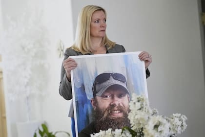 Stacey Wales con una foto de su hermano Christopher Pelkey, asesinado en 2021; en el juicio para determinar la pena para su homicida, Wales usó inteligencia artificial para generar un video donde habla su hermano muerto