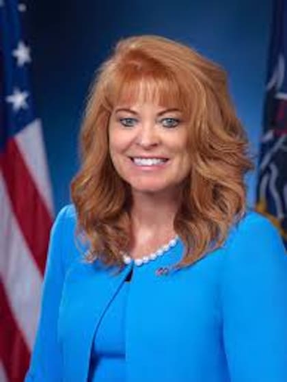 Stacy Garrity continuará como tesorera en en el estado