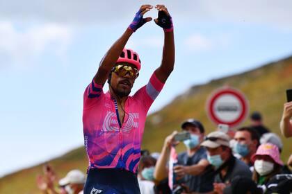 El colombiano Daniel Martinez celebra tras cruzar la meta en la etapa 13 del Tour de Francia, 191 km entre Chatel-Guyon y Puy Mary