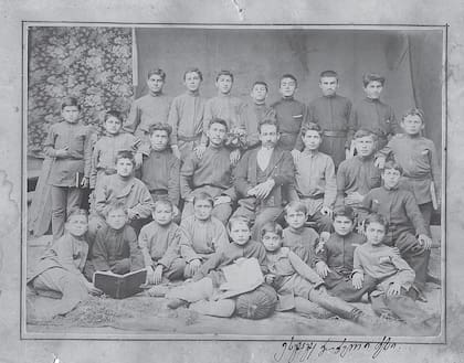 Stalin, de pie en el centro de la última fila, a los 14 años, notoriamente más bajo que sus compañeros de clase