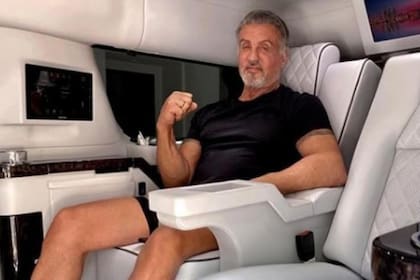 Stallone sentado en su limusina, por la que pagó 408.000 dólares