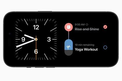 Stand By es la nueva vista de la pantalla del iPhone en iOS17 cuando se está cargando