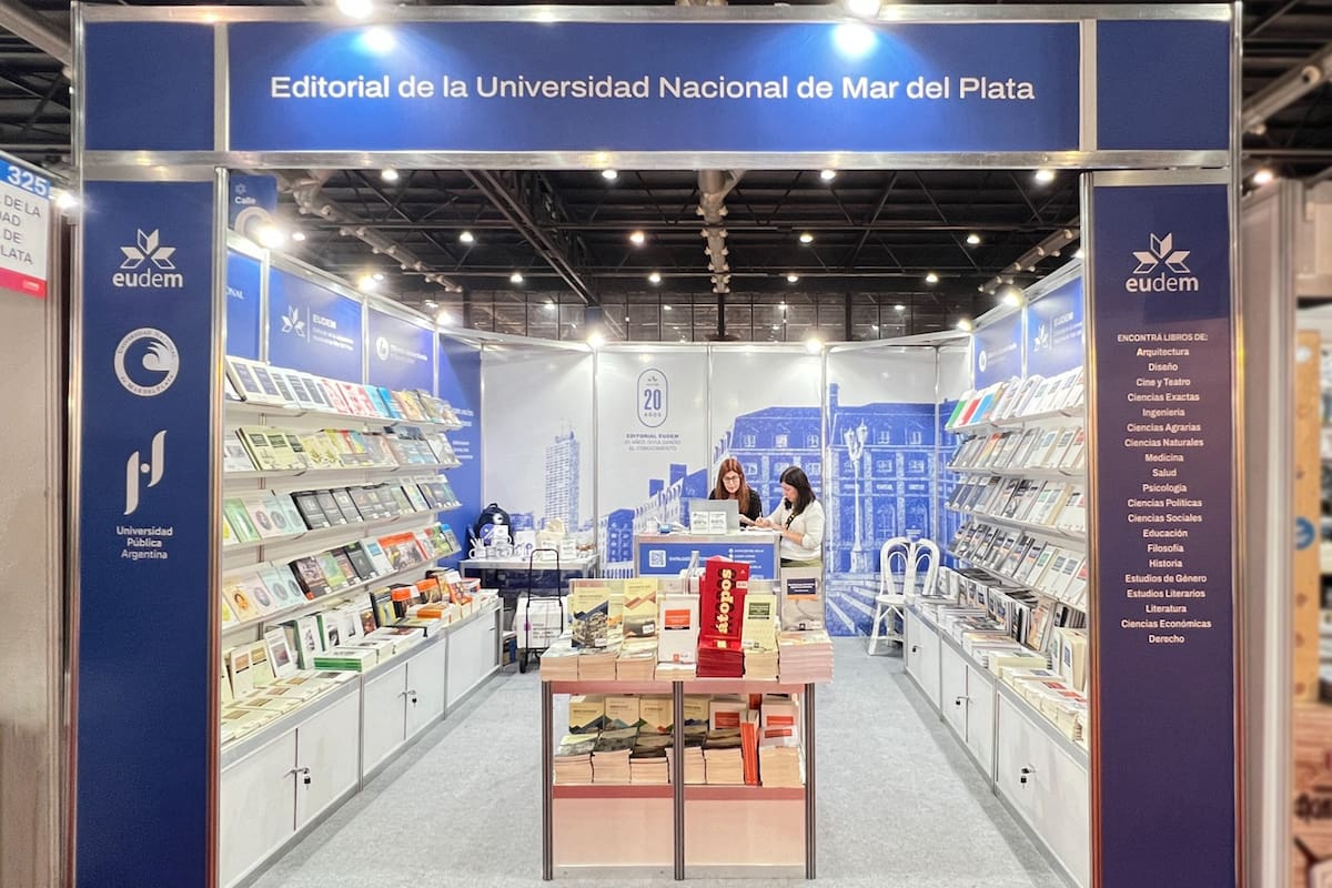 Stand de la Editorial de la Universidad Nacional de Mar del Plata en el Pabellón Azul
