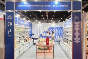 Stand de la Editorial de la Universidad Nacional de Mar del Plata en el Pabellón Azul