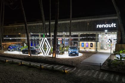 Stand de Renault en el centro de Cariló.