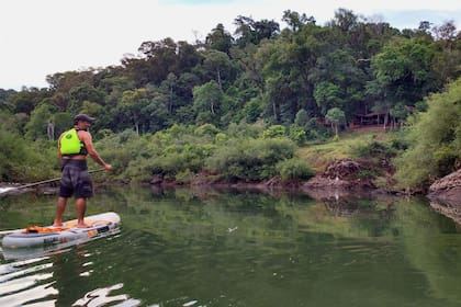 Stand Up Paddle sobre los arroyos del río Uruguay en El Soberbio, Misiones