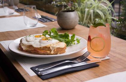 La versión de croque madame en pan de masa madre y limonada con frutilla.