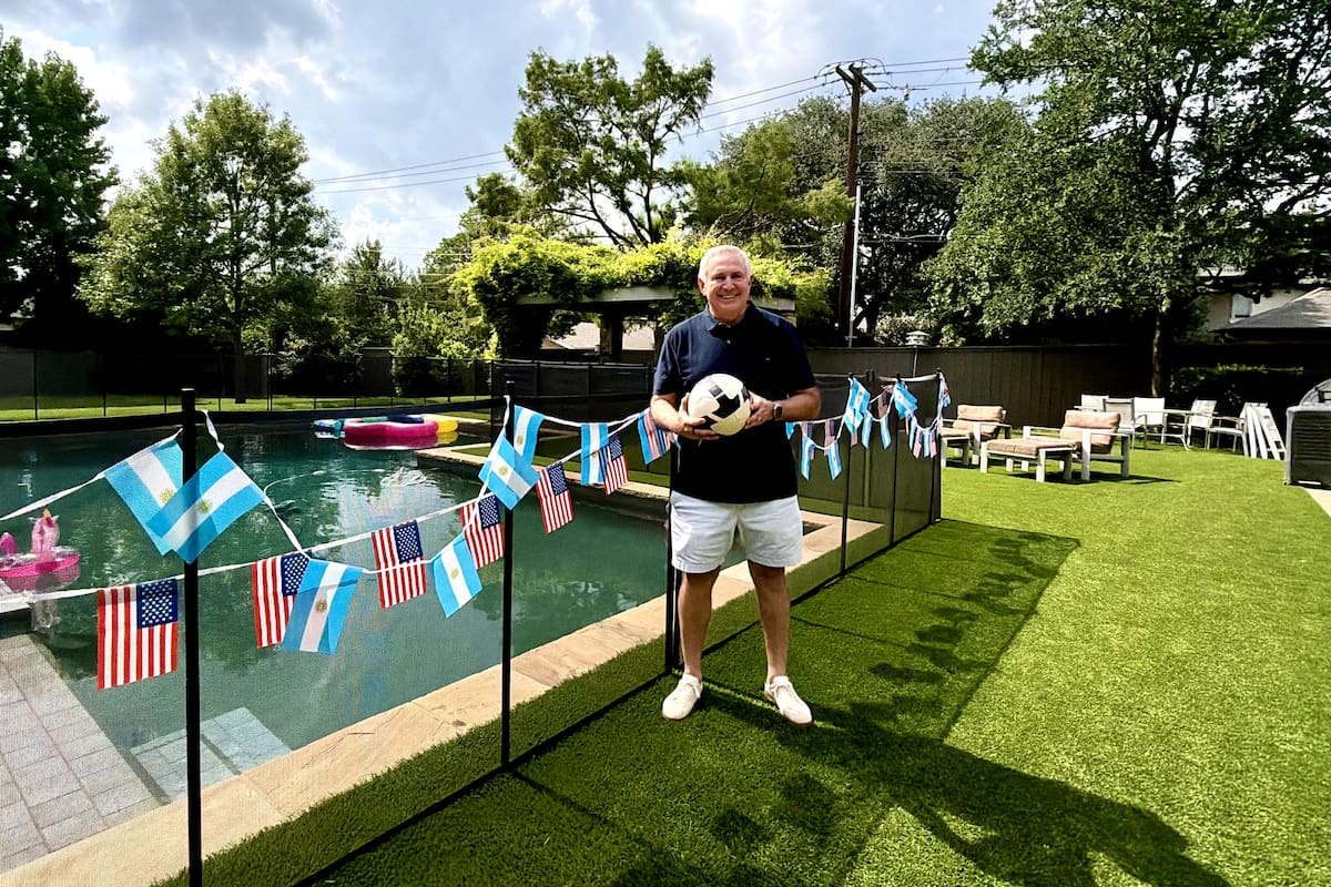 Stanley, en la piscina de su residencia en North Dallas, que decoró con banderas argentinas y estadounidenses