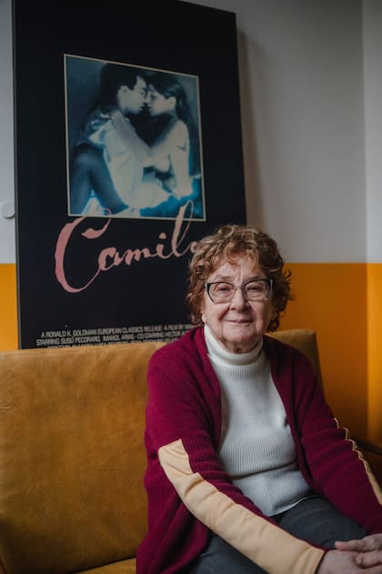 Stantic hoy, con el afiche original de Camila