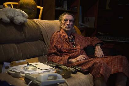 Stanton como un nonagenario que vive dentro de una suerte de western crepuscular