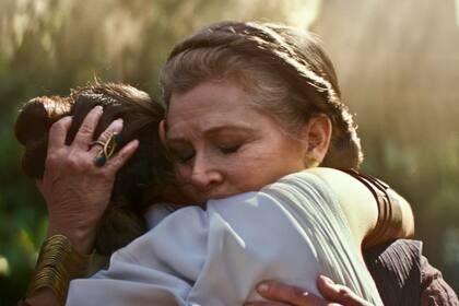 Carrie Fisher como la princesa Leia y Daisy Ridley como Rey en Star Wars: el ascenso de Skywalker, el noveno y último episodio de la saga creada por George Lucas en 1977