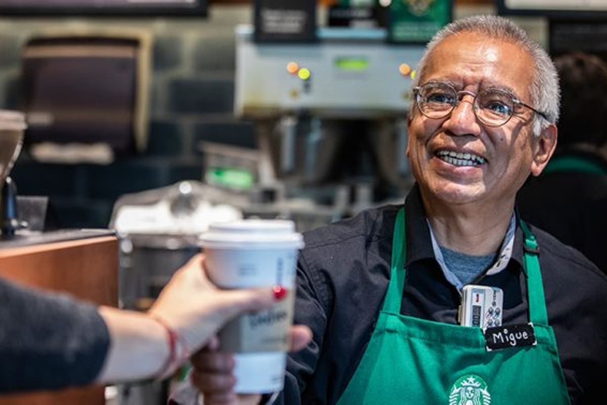 Starbucks abre primer café atendido por mayores en Latinoamérica