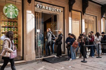 Starbucks es víctima de su propio éxito y con más de un tercio de las transacciones en los últimos trimestres procedentes de pedidos hechos a través de la aplicación, se generan largas esperas para los clientes que compran en persona