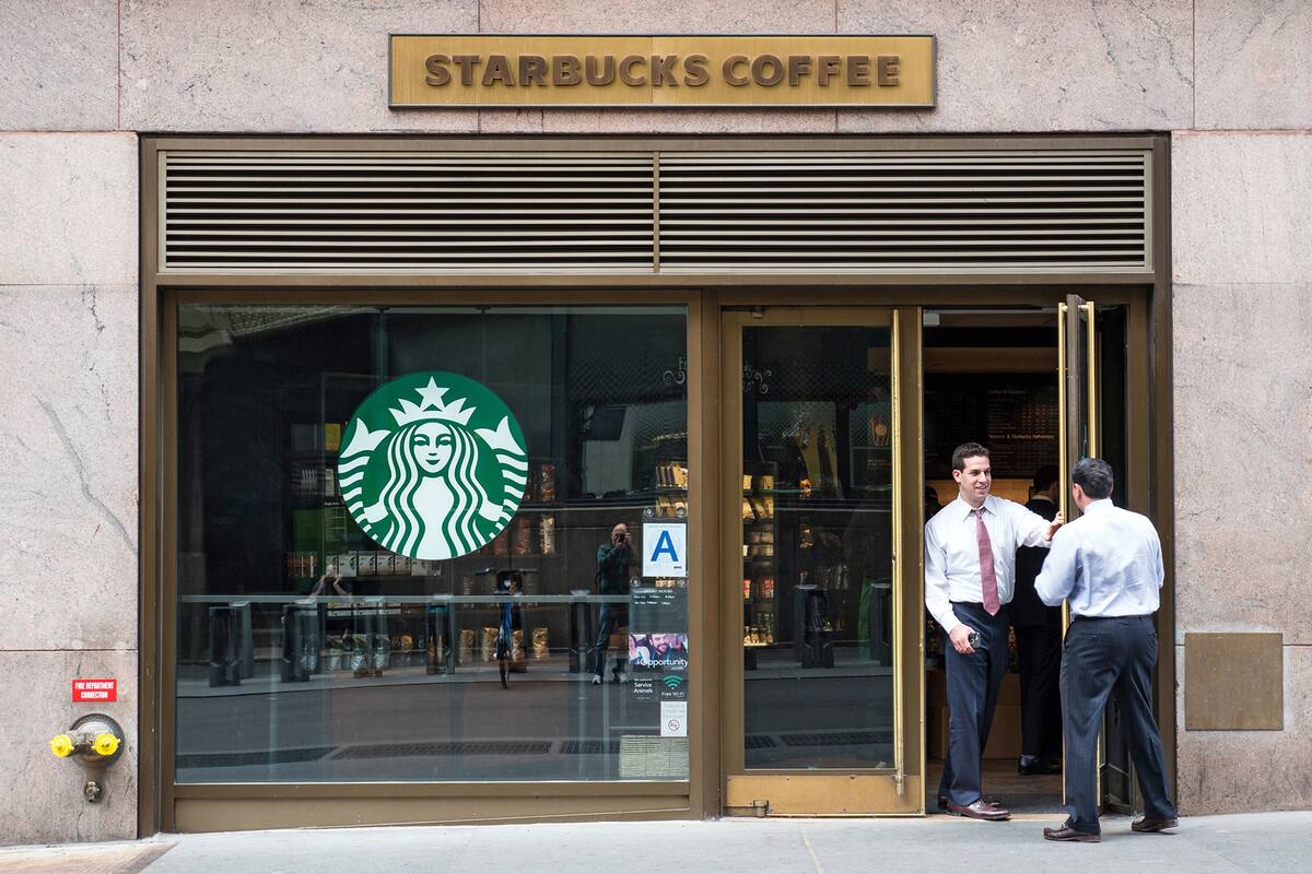 Starbucks le pone fin a su política de puertas abiertas y solo se podrá estar en sus tiendas si se consume