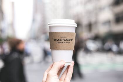 Starbucks no es la única empresa que usa las tapas con orificios, la gran mayoría las incorporó en sus diseños