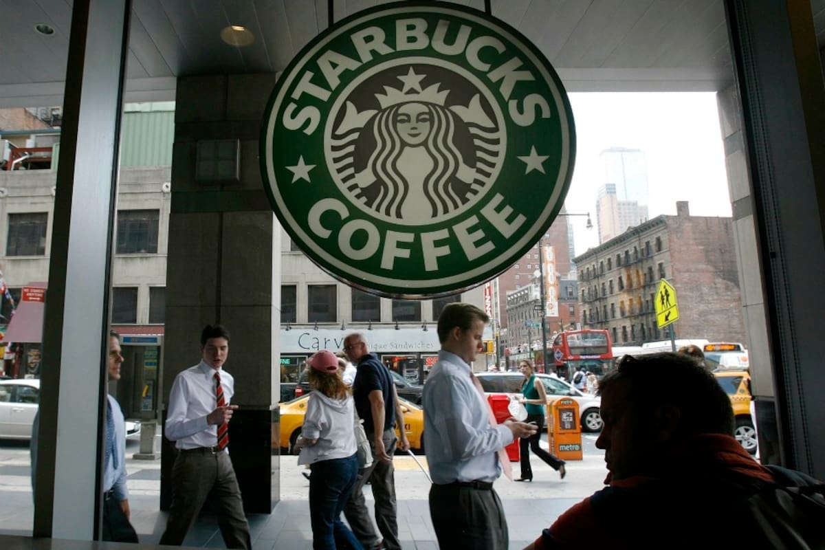 Starbucks ya realizó ventas piloto en 6 locales; la copa de vino a partir de U$S 7 y cerveza por U$S 5