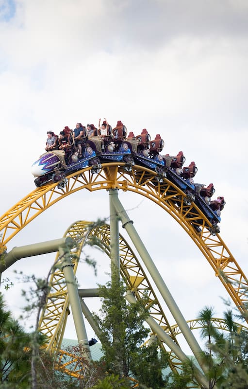 Stardust Racers, una montaña rusa de doble lanzamiento que alcanza los 99 km/h y los 40 metros de altura