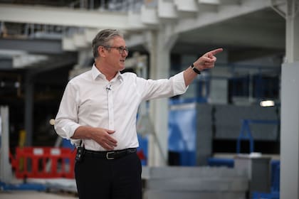 Starmer critica a Farage mientras el aliado de Trump gana fuerza como rival