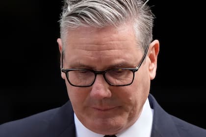 Starmer pronuncia un discurso en Downing Street, en Londres, mientras anuncia que renunciará como líder del Partido Laborista