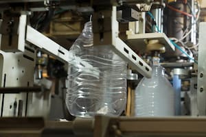 Cómo una botella de plástico ejemplifica el vínculo posible entre la industria y la ciencia en la Argentina