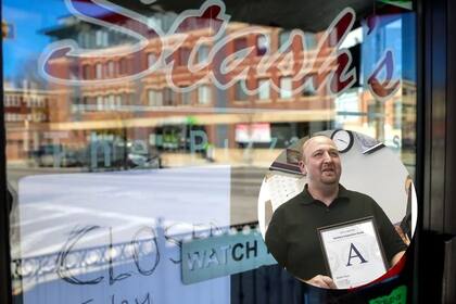 Stavros Papantoniadis, dueño de la cadena de pizzerías Stash’s Pizza en Massachusetts, además de ir a prisión deberá pagar una multa de $35.000 (Facebook)