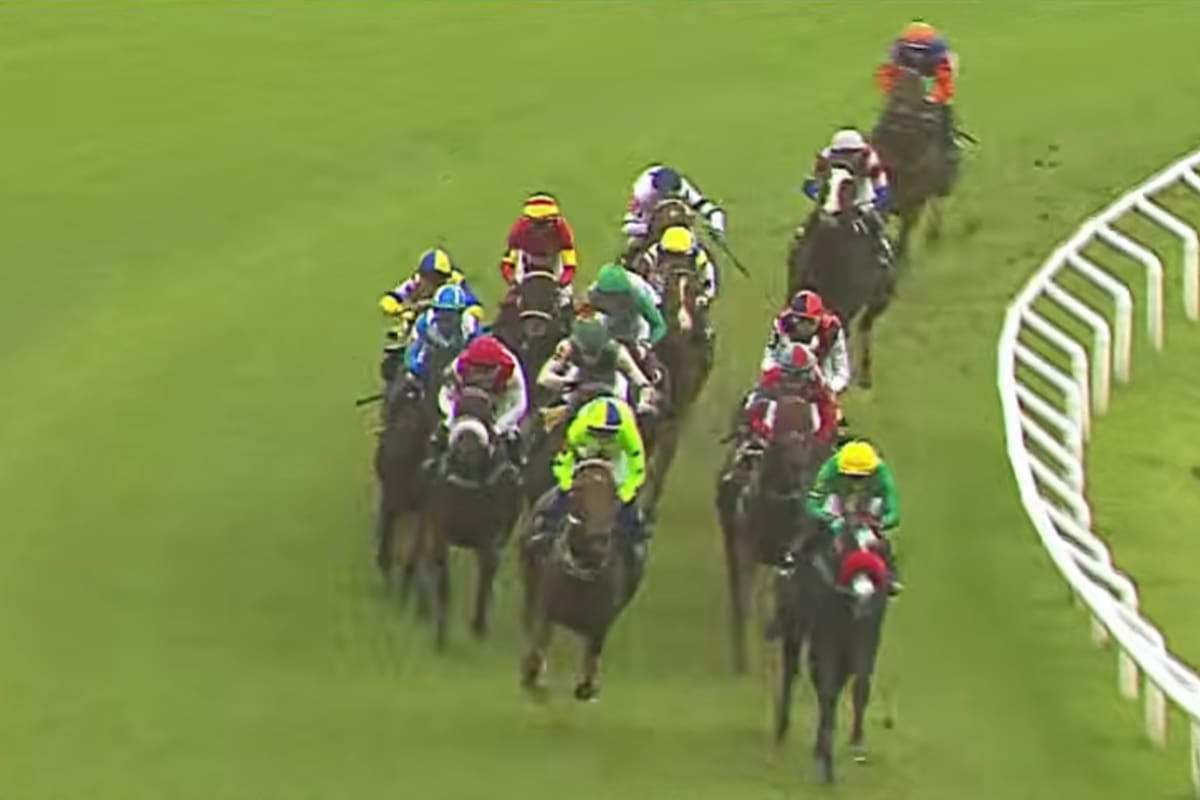 Stay Tune llegó último a la recta final del Gran Premio Jockey Club (G1) y los pasó a todos, en San Isidro