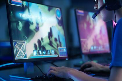 Steam es una plataforma online especializada en videojuegos para computadoras personales, donde se destacan Counter Strike, Dota 2 y PUBG como los títulos más populares