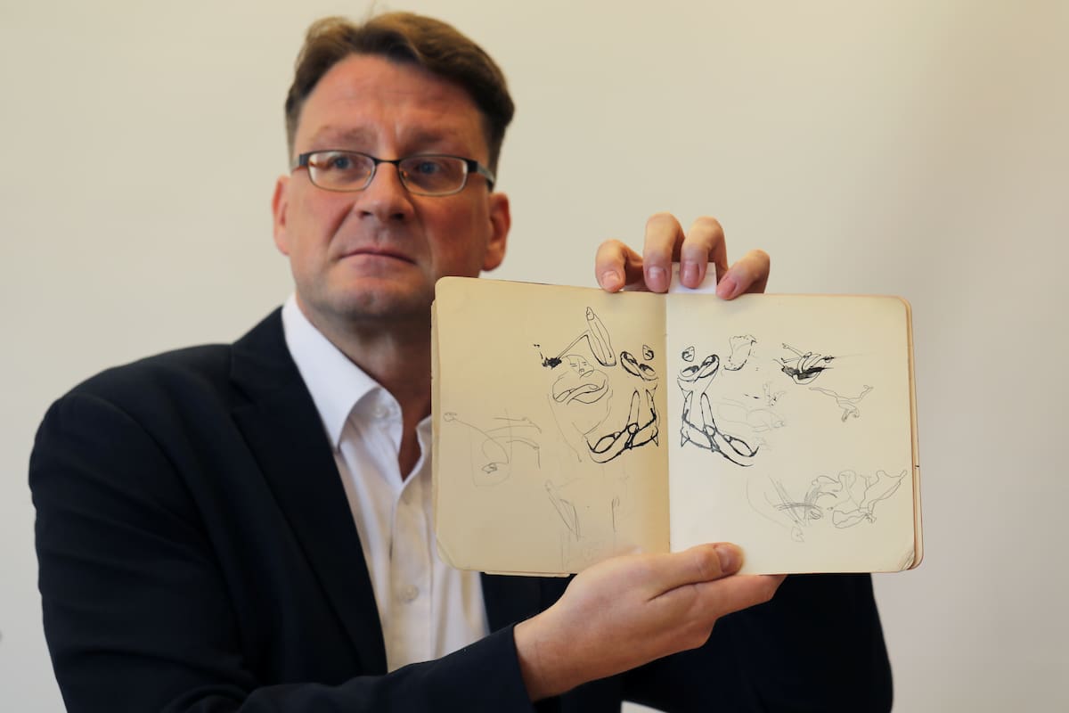 Stefan Litt, curador de humanidades de la Biblioteca Nacional de Israel, muestra dibujos de Franz Kafka