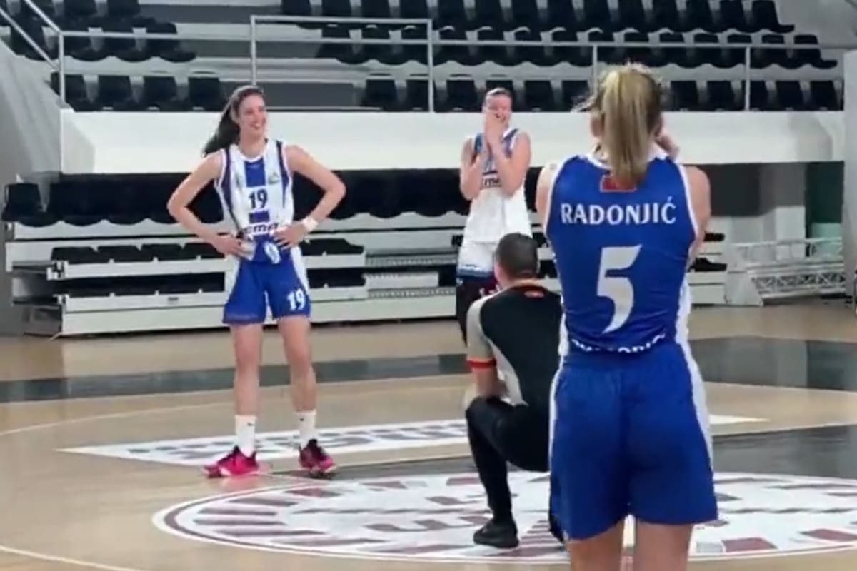 Stefan Vukovic se arrodillara en medio de la cancha para pedirle matrimonio a su novia Violeta Lazarevic