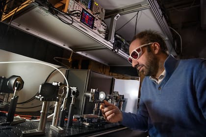 Stefano Bonetti, investigador de la Universidad de Estocolmo, lideró el proyecto que logra hacer magnética cualquier superficie usando un láser con una polarización en forma de sacacorchos