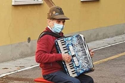Stefano Bozzini, un italiano de 81 años, le dedicó a su mujer una serenata. Casados hace casi cinco décadas, Carla fue internada por COVID19 durante diez días: la extensión más larga de tiempo que estuvieron separados en 47 años