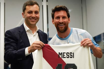 Stefano Di Carlo le entrega la camiseta de River a Lionel Messi