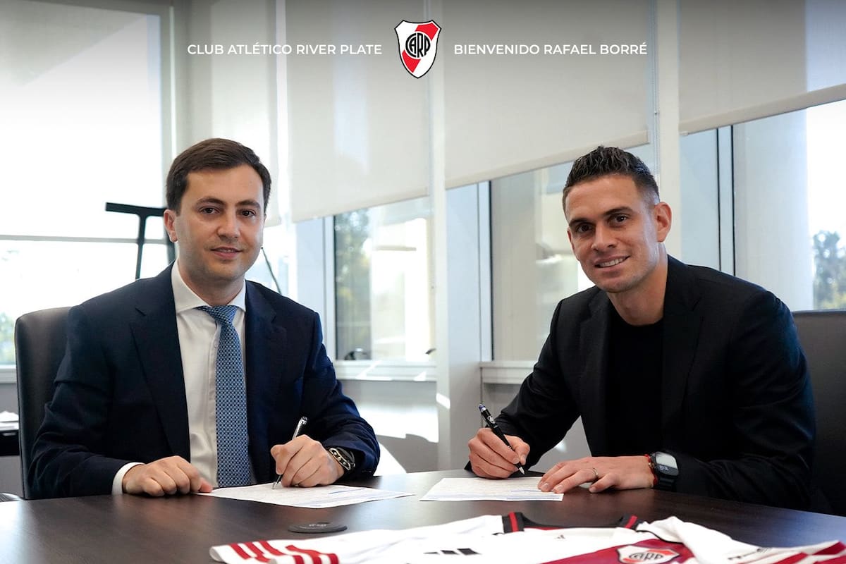 Stefano Di Carlo, presidente de River, con Rafael Santos Borré, firmando el contrato que lo ligará a la institución hasta el 31 de diciembre de 2029
