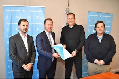 Stefano Di Carlo, secretario de River Plate, Jorge Brito, presidente del club, firmaron el convenio con Eduardo Albanese y Juan Debandi, presidente y vicepresidente de la Agencia Administradora de los Bienes del Estado