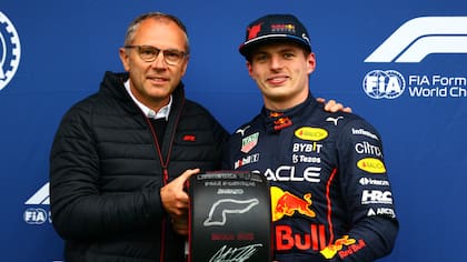 Stefano Domenicali, CEO de Formula One Group, junto a Max Verstappen, uno de los pilotos que defiende los grandes premios clásicos y el automovilismo tradicional