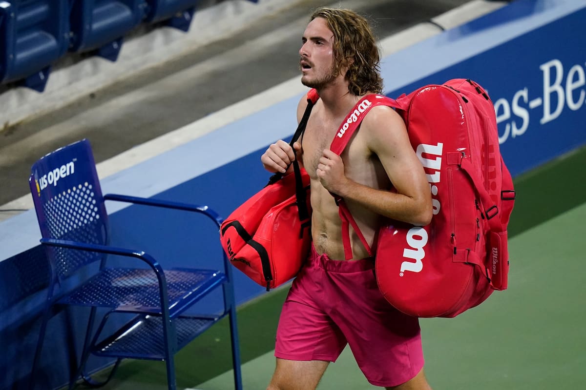 Stefanos Tsitsipas, de Grecia, abandona la cancha después de perder su partido ante Borna Coric, de Croacia, durante la tercera ronda del campeonato de tenis del Abierto de Estados Unidos