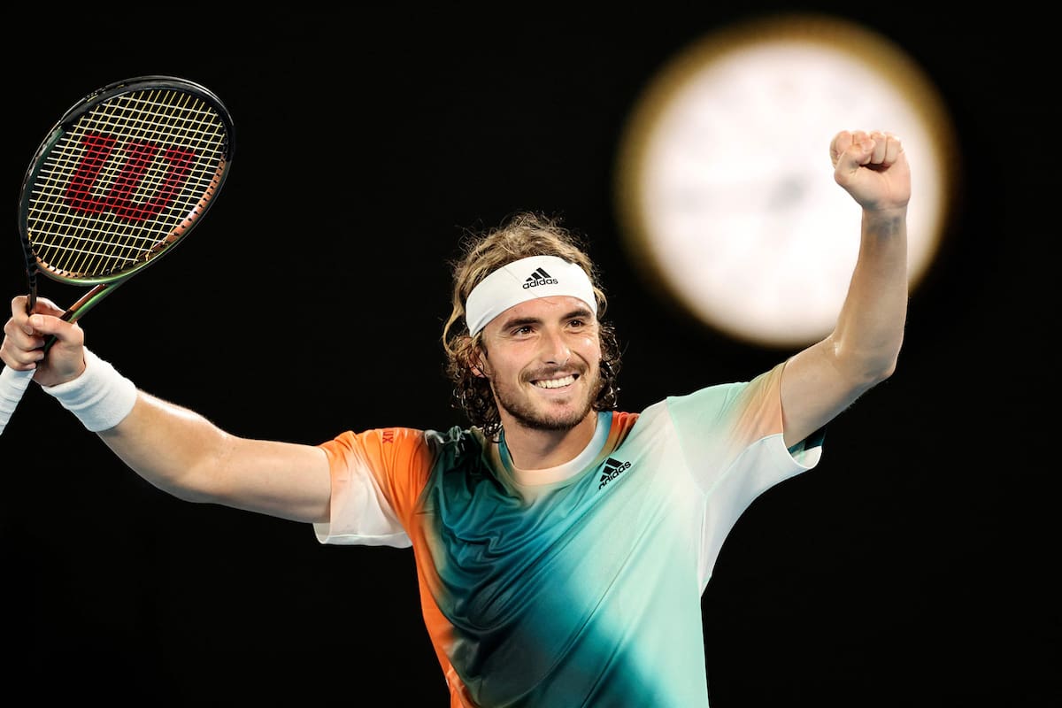 Stefanos Tsitsipas festeja tras derrotar a Jannik Sinner